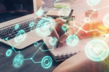 Kadınların el yazısı üzerine sosyal ağ temalı hologram. Uluslararası insanlar birbirine bağlanır. Çift pozlama