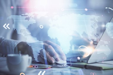 Arka planda bilgisayarla çalışan bir adamla dünya haritası hologramına çoklu maruz kalma. Dünya çapında ağ kavramı.