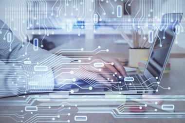 Teknoloji temalı dizüstü bilgisayarla çalışan bir iş adamı. Büyük veri kavramı. Çift pozlama.