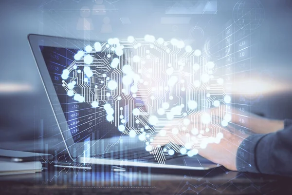 Adam klavyede beyin hologramıyla yazı yazıyor. Büyük Data kavramı. Çift pozlama.