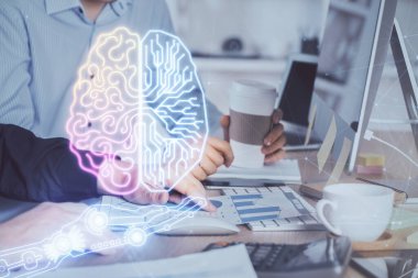 Bilgisayar geçmişi ve beyin temalı hologramı olan bir adam. Beyin fırtınası kavramı. Çift pozlama.