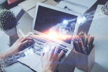 Bilgisayar geçmişi üzerinde çalışan bir adamla çok sayıda teknolojik holograma maruz kalma. Büyük veri kavramı.