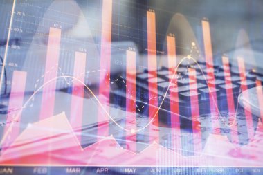 Finansal şema çizimleri ve açık defter arkaplanı olan bir masa. Önx pazarı kavramı