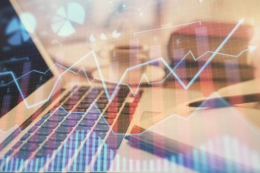 Finans şeması çizimine ve masaüstüne kahve ve masa arkasında eşyalar ile çifte pozlama. Önx piyasa ticareti kavramı