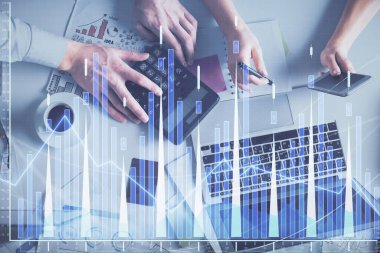 Birlikte çalışan kadın ve erkeğin çifte pozu ve finansal grafik hologramı çizimi. Pazar analizi konsepti. Bilgisayar arkaplanı. Üst Görünüm.