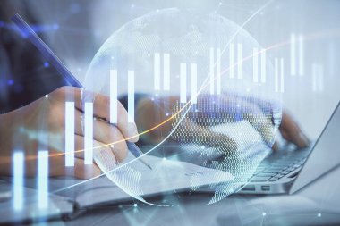 İş kadını ellerinin bilgisayar ve ön x çizelge hologramı çizimlerinde çifte pozlama. Mali analiz kavramı.