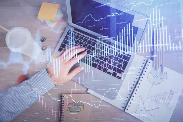 Doble exposición de manos mans tecleando sobre el teclado de la computadora y el dibujo del holograma gráfico forex. Vista superior. Concepto de mercados financieros. —  Fotos de Stock