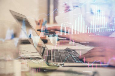 Bilgisayarda ve finansal grafik hologramında yazı yazan kadın ellerine çoklu maruz kalma. Borsa analizi kavramı.