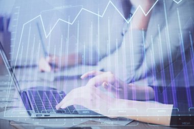 Bilgisayarda ve finansal grafik hologramında yazı yazan kadın ellerine çok maruz kalmış. Borsa analizi kavramı.