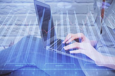 Bilgisayarda ve ön x grafik hologramında yazı yazan kadın ellerine çok maruz kalmış. Borsa analizi kavramı.