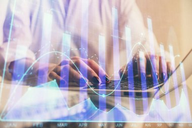 Bilgisayarda ve ön x grafik hologram çiziminde kadın eli yazarken çift pozlama. Borsa yatırım kavramı.