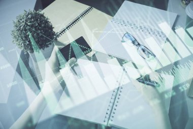 İnternetten alışveriş yapan kadının elinde kredi kartı ve mali grafik çizimi var. Borsa E-ticaret kavramı.
