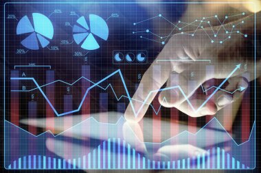 Erkeklerin el ele tutuşup dijital bir cihaz ve ön grafik çizimi kullanırken çift pozlama. Finansal piyasa kavramı.