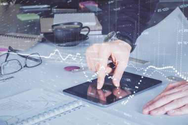 Erkeklerin el ele tutuşup dijital bir cihaz ve ön grafik çizimi kullanırken çift pozlama. Finansal piyasa kavramı.