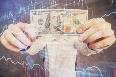 Forx grafiği, hologram, Amerikan dolarları ve insan eli çizimleri. Teknik Analiz kavramı.