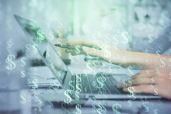 Multi exposición de las manos de la mujer escribiendo en el dibujo del holograma de la computadora y del gráfico financiero. Concepto de análisis bursátil. — Foto de Stock