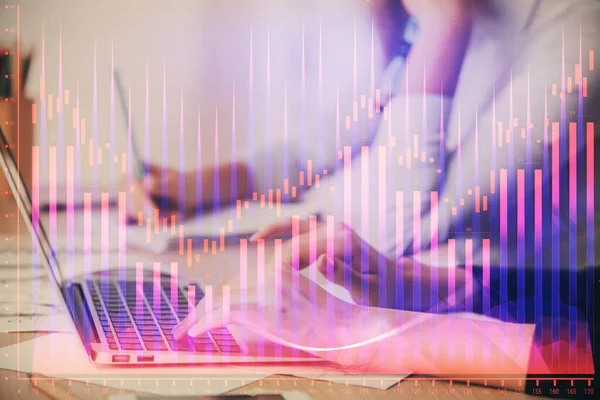コンピュータや財務チャートのホログラム図面に入力する女性の手の複数の露出。株式市場分析の概念. — ストック写真
