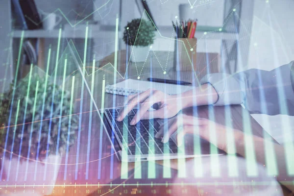 Dubbel exponering av kvinnliga händer skriva på dator och forex diagram hologram ritning. Begreppet aktiemarknad. — Stockfoto