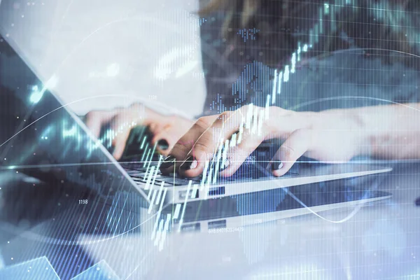 Dubbel exponering av kvinnliga händer skriva på dator och forex diagram hologram ritning. Begreppet aktiemarknad. — Stockfoto