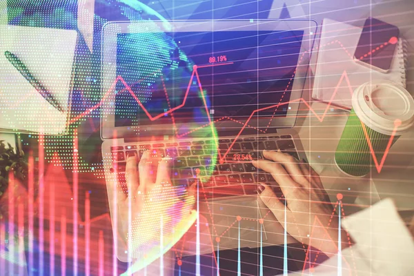 Dupla expozíció a női kezek gépelés a számítógépen és forex chart hologram rajz. Tőzsdei befektetési koncepció. — Stock Fotó