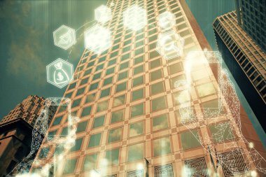 Teknoloji temalı hologramın ve şehrin arka planının iki katına çıkarılması. Yüksek Teknoloji kavramı.