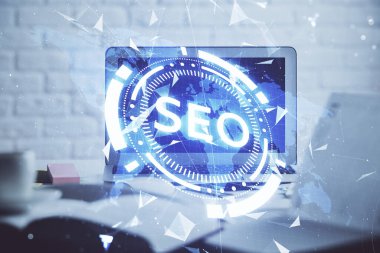 Bilgisayar ve seo çizim hologramı olan bir masanın çifte görüntüsü. Arama optimizasyon kavramı.