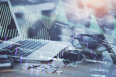 Forx çizelgesine ve bilgisayarla çalışma alanına çift pozlama. Uluslararası çevrimiçi ticaret kavramı.