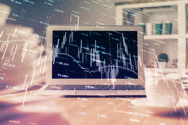 Графік фінансового ринку голограма та персональний комп'ютер на фоні. Подвійна експозиція. Концепція форекс . — стокове фото