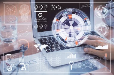 Teknoloji temalı hologramı olan bilgisayar geçmişi olan bir iş adamı. Büyük veri kavramı. Çift pozlama.