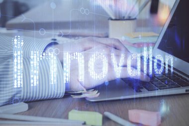 Teknoloji temalı dizüstü bilgisayarla çalışan bir iş adamı. Büyük veri kavramı. Çift pozlama.