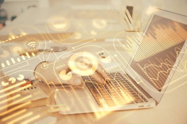 Teknoloji temalı hologramda arka planda çalışan bir adam var. Yüksek teknoloji konsepti. Çift pozlama.