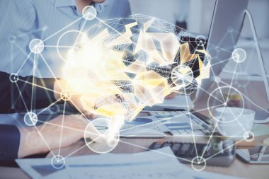 Bilgisayar geçmişi ve beyin temalı hologramı olan bir adam. Beyin fırtınası kavramı. Çift pozlama.