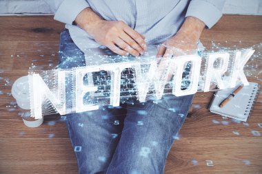 Bilgisayar geçmişi üzerinde çalışan bir adamla çok sayıda teknolojik holograma maruz kalma. Büyük veri kavramı.