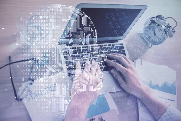 Homme tapant sur fond de clavier avec hologramme cérébral. Concept de big data. — Photo