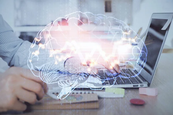 Mann tippt auf Tastatur-Hintergrund mit Gehirn-Hologramm. Konzept von Big Data. Doppelbelastung. — Stockfoto