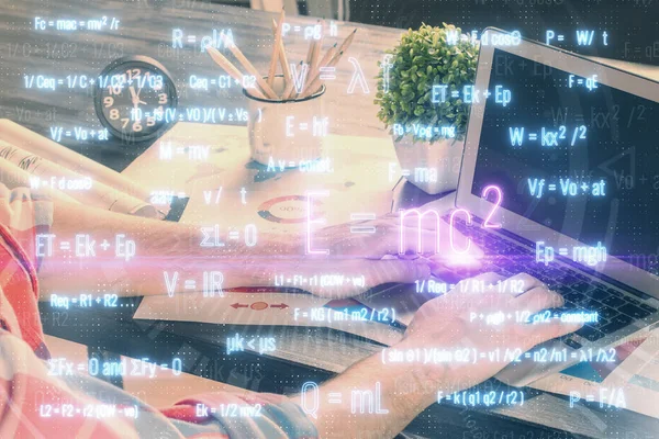 Wetenschapsformule hologram met man die werkt op de computer op de achtergrond. Onderwijsconcept. Dubbele blootstelling. — Stockfoto