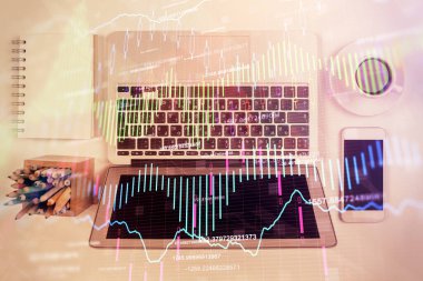 Borsa tablosu ve masa arkasındaki en iyi görüntü bilgisayarı. Çoklu maruz kalma. Mali analiz kavramı.