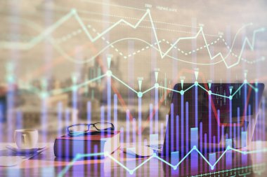 Finansal şema çizimleri ve açık defter arkaplanı olan bir masa. Önx pazarı kavramı