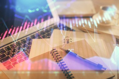 Finans şeması çizimine ve masaüstüne kahve ve masa arkasında eşyalar ile çifte pozlama. Önx piyasa ticareti kavramı