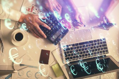 Birlikte çalışan kadın ve erkeğin çifte pozu ve finansal grafik hologramı çizimi. Pazar analizi konsepti. Bilgisayar arkaplanı. Üst Görünüm.