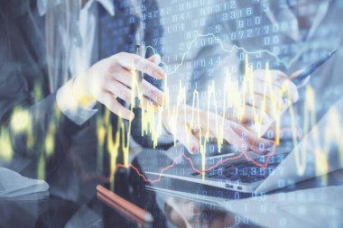 Birlikte çalışan kadın ve erkeğin birden fazla pozu ve finansal grafik hologramı. İş konsepti. Bilgisayar arkaplanı.