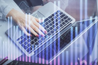 İşkadını ellerinin bilgisayar ve finansal grafik hologramı çizimlerinde çifte pozlama. Borsa analizi kavramı.