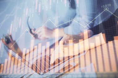 Bilgisayarda ve finansal grafik hologramında yazı yazan kadın ellerine çok maruz kalmış. Borsa analizi kavramı.