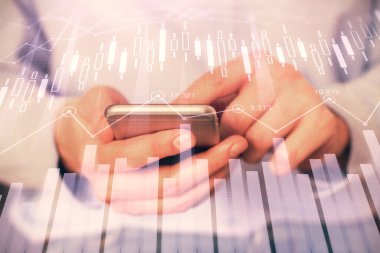 Erkeklerin el ele tutuşup dijital telefon ve forx grafik çizimleri kullanırken birden fazla pozlama. Finansal piyasa kavramı.