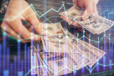 Finansal grafiğe çoklu pozlama hologram, Amerikan dolarları ve insan eli. Analiz kavramı.