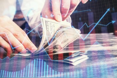 Forx grafiği, hologram, Amerikan dolarları ve insan eli çizimleri. Teknik Analiz kavramı.