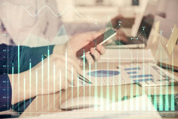 Doble exposición de las manos del hombre sosteniendo y utilizando un dispositivo digital y dibujo gráfico de divisas. Concepto de mercado financiero. — Foto de Stock