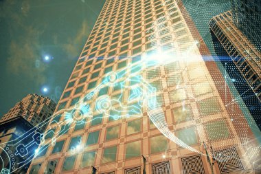 Teknoloji temalı hologramın ve şehrin arka planının iki katına çıkarılması. Yüksek Teknoloji kavramı.