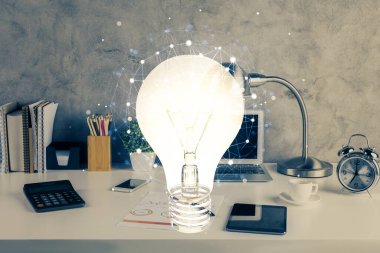 Bilgisayar ofisinde ampul simgesi hologramıyla birlikte. Çifte maruziyet. Fikir kavramı.