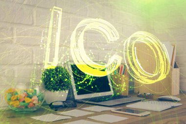 Engelleme zincirine ve kripto ekonomi temalı holograma ve bilgisayar arkaplanlı masaya çoklu maruz kalma. Bitcoin kripto para kavramı.